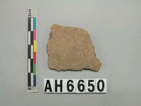 藏品(灰褐色夾砂陶片)的圖片